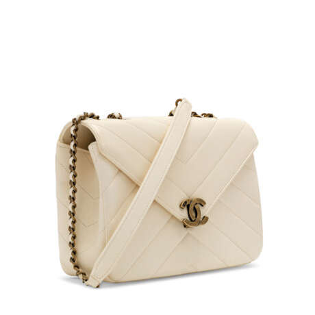 CHANEL. A CRÈME LAMBSKIN LEATHER CHEVRON SINGLE FLAP BAG WITH BRUSHED GOLD HARDWARE - photo 3