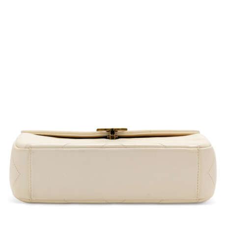 CHANEL. A CRÈME LAMBSKIN LEATHER CHEVRON SINGLE FLAP BAG WITH BRUSHED GOLD HARDWARE - photo 4