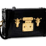 LOUIS VUITTON. A SHINY BLACK NILOTICUS PETITE MALLE WITH GOLD HARDWARE - Foto 2