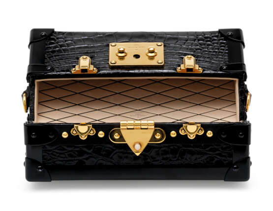 LOUIS VUITTON. A SHINY BLACK NILOTICUS PETITE MALLE WITH GOLD HARDWARE - Foto 5