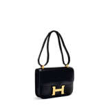 HERMÈS. A SHINY BLACK POROSUS CROCODILE CONSTANCE 23 WITH GOLD HARDWARE - фото 3