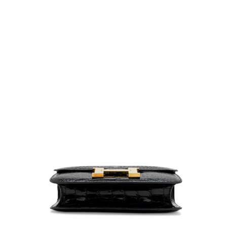 HERMÈS. A SHINY BLACK POROSUS CROCODILE CONSTANCE 23 WITH GOLD HARDWARE - photo 4