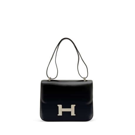 HERMÈS. A BLACK CALF BOX LEATHER CONSTANCE 24 WITH BRUSHED PALLADIUM HARDWARE - фото 1