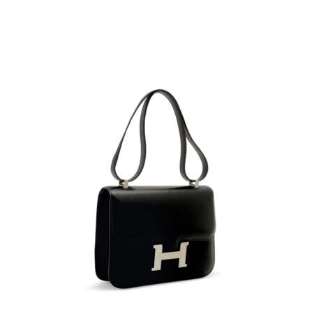 HERMÈS. A BLACK CALF BOX LEATHER CONSTANCE 24 WITH BRUSHED PALLADIUM HARDWARE - Foto 2