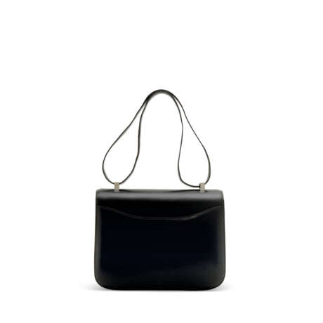 HERMÈS. A BLACK CALF BOX LEATHER CONSTANCE 24 WITH BRUSHED PALLADIUM HARDWARE - Foto 3