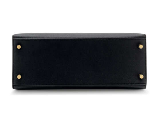 HERMÈS. A BLACK EPSOM LEATHER SELLIER KELLY 28 WITH GOLD HARDWARE - photo 2