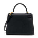 HERMÈS. A BLACK EPSOM LEATHER SELLIER KELLY 28 WITH GOLD HARDWARE - Foto 3