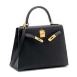 HERMÈS. A BLACK EPSOM LEATHER SELLIER KELLY 28 WITH GOLD HARDWARE - Foto 4