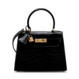 HERMÈS. AN EXCEPTIONAL SHINY BLACK ALLIGATOR MINI KELLY 20 WITH 18K YELLOW GOLD AND DIAMOND HARDWARE - photo 3