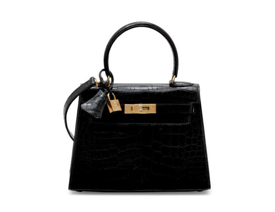 HERMÈS. AN EXCEPTIONAL SHINY BLACK ALLIGATOR MINI KELLY 20 WITH 18K YELLOW GOLD AND DIAMOND HARDWARE - фото 3
