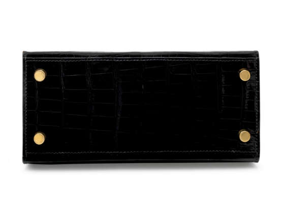 HERMÈS. AN EXCEPTIONAL SHINY BLACK ALLIGATOR MINI KELLY 20 WITH 18K YELLOW GOLD AND DIAMOND HARDWARE - фото 4