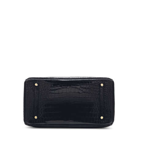 HERMÈS. A SHINY BLACK POROSUS CROCODILE BIRKIN 35 WITH GOLD HARDWARE - photo 4