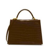 HERMÈS. A SHINY HAVANE NILOTICUS CROCODILE SELLIER KELLY 32 WITH GOLD HARDWARE - Foto 2