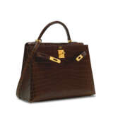 HERMÈS. A SHINY HAVANE NILOTICUS CROCODILE SELLIER KELLY 32 WITH GOLD HARDWARE - Foto 3