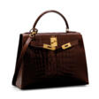 A SHINY COGNAC ALLIGATOR SELLIER KELLY 28 WITH GOLD HARDWARE - Auktionsarchiv