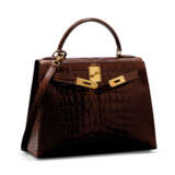 HERMÈS. A SHINY COGNAC ALLIGATOR SELLIER KELLY 28 WITH GOLD HARDWARE - фото 1