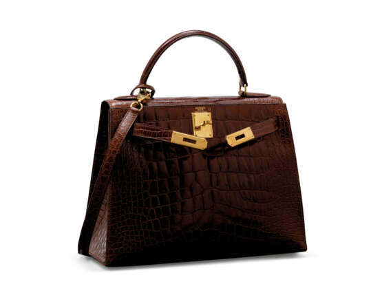 HERMÈS. A SHINY COGNAC ALLIGATOR SELLIER KELLY 28 WITH GOLD HARDWARE - Foto 1