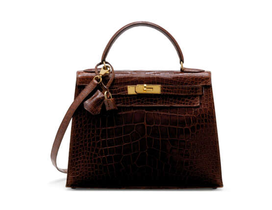 HERMÈS. A SHINY COGNAC ALLIGATOR SELLIER KELLY 28 WITH GOLD HARDWARE - фото 2