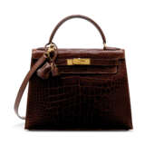 HERMÈS. A SHINY COGNAC ALLIGATOR SELLIER KELLY 28 WITH GOLD HARDWARE - Foto 2