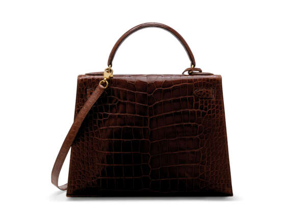 HERMÈS. A SHINY COGNAC ALLIGATOR SELLIER KELLY 28 WITH GOLD HARDWARE - Foto 3
