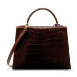 HERMÈS. A SHINY COGNAC ALLIGATOR SELLIER KELLY 28 WITH GOLD HARDWARE - Foto 3