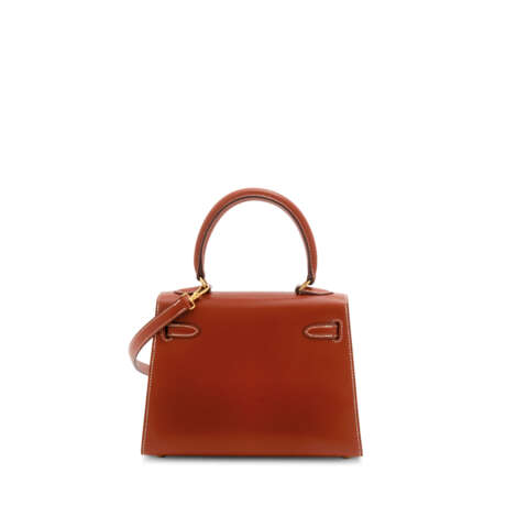 HERMÈS. A NOISETTE CALF BOX LEATHER MINI KELLY 20 WITH GOLD HARDWARE - photo 3