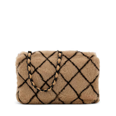 CHANEL. A LIGHT BROWN QUILT EFFECT FAUX FUR SINGLE FLAP BAG WITH BLACK HARDWARE - фото 2