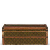 LOUIS VUITTON. A RARE, MONOGRAM CANVAS FLOWER TRUNK - Foto 2