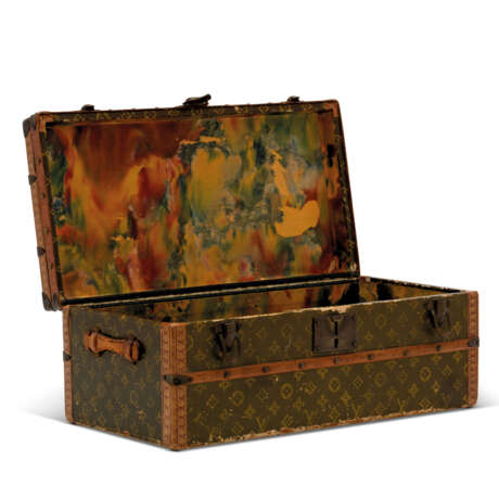 LOUIS VUITTON. A RARE, MONOGRAM CANVAS FLOWER TRUNK - Foto 4