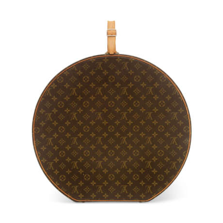 LOUIS VUITTON. A CLASSIC MONOGRAM CANVAS BOÎTE Á CHAPEAUX 50 HAT BOX - фото 1