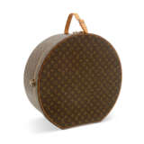 LOUIS VUITTON. A CLASSIC MONOGRAM CANVAS BOÎTE Á CHAPEAUX 50 HAT BOX - фото 2