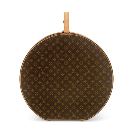 LOUIS VUITTON. A CLASSIC MONOGRAM CANVAS BOÎTE Á CHAPEAUX 50 HAT BOX - Foto 3