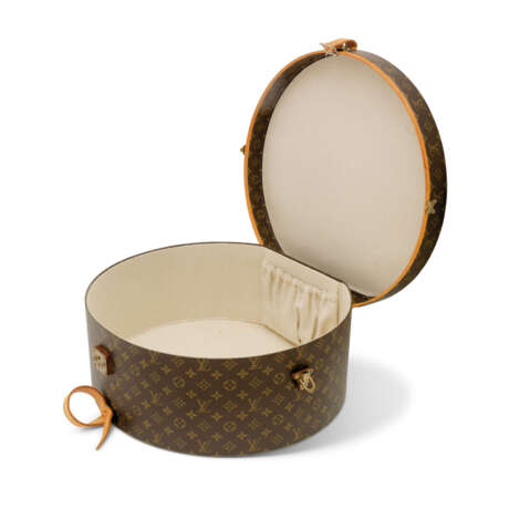 LOUIS VUITTON. A CLASSIC MONOGRAM CANVAS BOÎTE Á CHAPEAUX 50 HAT BOX - photo 4