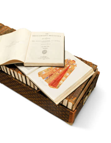 LOUIS VUITTON. A RARE, BRITANNICA LIBRARY TRUNK WITH FULL SET OF 1910 BRITANNICA ENCYCLOPAEDIA 1/1000 - Foto 2