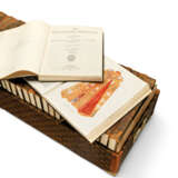 LOUIS VUITTON. A RARE, BRITANNICA LIBRARY TRUNK WITH FULL SET OF 1910 BRITANNICA ENCYCLOPAEDIA 1/1000 - фото 2