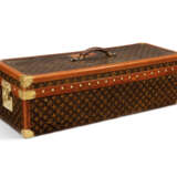 LOUIS VUITTON. A RARE, BRITANNICA LIBRARY TRUNK WITH FULL SET OF 1910 BRITANNICA ENCYCLOPAEDIA 1/1000 - фото 4