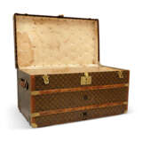 LOUIS VUITTON. A CLASSIC MONOGRAM CANVAS STEAMER TRUNK - photo 3