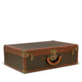 LOUIS VUITTON. A SET OF THREE: HARDSIDED MONOGRAM CANVAS SUITCASE TRUNKS - photo 2