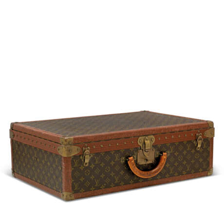 LOUIS VUITTON. A SET OF THREE: HARDSIDED MONOGRAM CANVAS SUITCASE TRUNKS - Foto 2