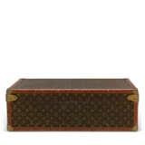 LOUIS VUITTON. A SET OF THREE: HARDSIDED MONOGRAM CANVAS SUITCASE TRUNKS - photo 3