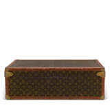 LOUIS VUITTON. A SET OF THREE: HARDSIDED MONOGRAM CANVAS SUITCASE TRUNKS - Foto 3