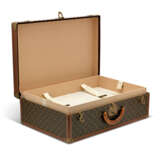 LOUIS VUITTON. A SET OF THREE: HARDSIDED MONOGRAM CANVAS SUITCASE TRUNKS - Foto 4