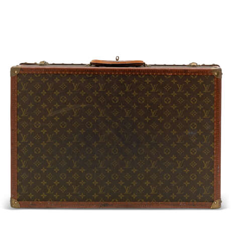 LOUIS VUITTON. A SET OF THREE: HARDSIDED MONOGRAM CANVAS SUITCASE TRUNKS - photo 5