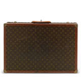 LOUIS VUITTON. A SET OF THREE: HARDSIDED MONOGRAM CANVAS SUITCASE TRUNKS - Foto 5