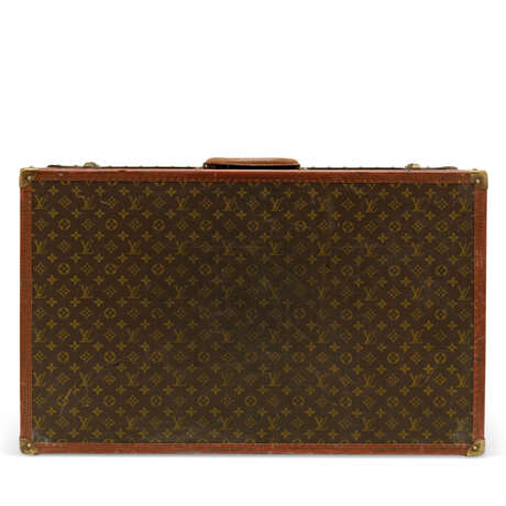 LOUIS VUITTON. A SET OF THREE: HARDSIDED MONOGRAM CANVAS SUITCASE TRUNKS - photo 6