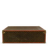 LOUIS VUITTON. A SET OF THREE: HARDSIDED MONOGRAM CANVAS SUITCASE TRUNKS - фото 7