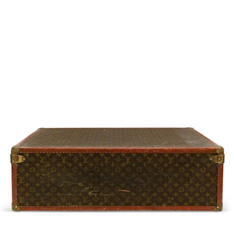 LOUIS VUITTON. A SET OF THREE: HARDSIDED MONOGRAM CANVAS SUITCASE TRUNKS - фото 7