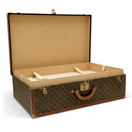 LOUIS VUITTON. A SET OF THREE: HARDSIDED MONOGRAM CANVAS SUITCASE TRUNKS - photo 8
