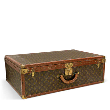 LOUIS VUITTON. A SET OF THREE: HARDSIDED MONOGRAM CANVAS SUITCASE TRUNKS - Foto 9