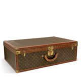 LOUIS VUITTON. A SET OF THREE: HARDSIDED MONOGRAM CANVAS SUITCASE TRUNKS - photo 9